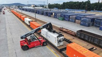 中老铁路货物列车开行突破6万列，国内贸易代理迎来新机遇